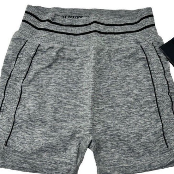 FOURLAPS Aero Seamless Short 3” Heather gray womens Size Medium/Large NWT - Picture 2 of 7